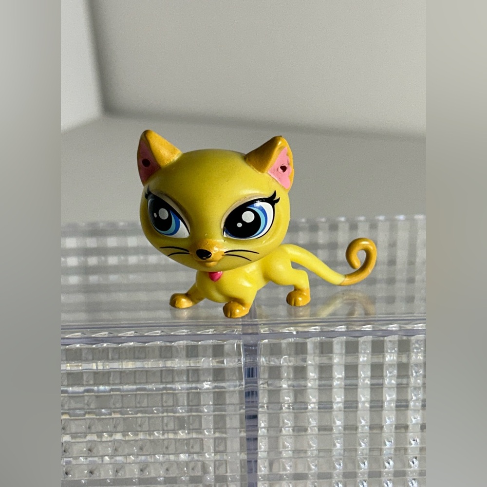 Littlest Pet Shop Siamese Cat Figurine named Mei-Mei Reeves
